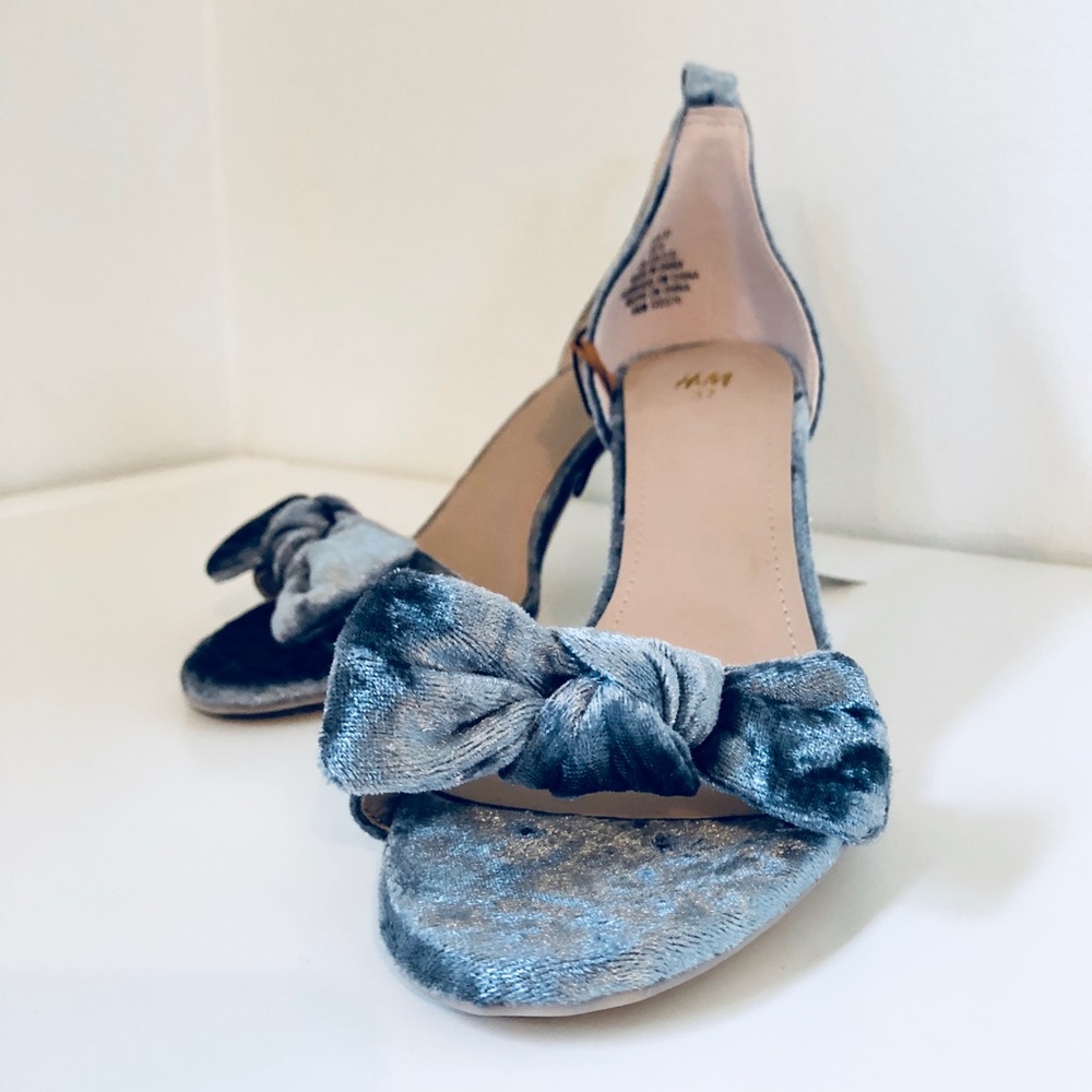 ⭐️ NWT Periwinkle Velvet H&M Kitten Heels